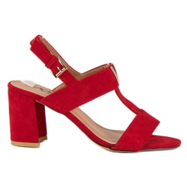 Damsandaler på en stolpe röd