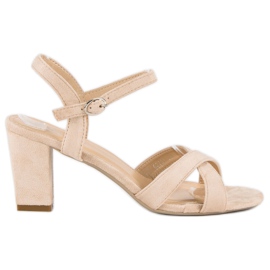 Lovit Mockasandaler på en stolpe brun