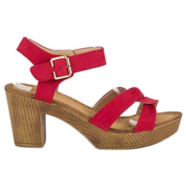 Lätta sandaler på en stolpe röd