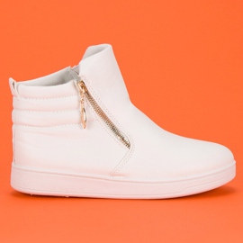 Vita sneakers ovanför ankeln