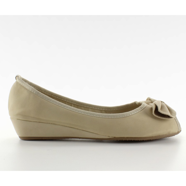 Ballerina på låga klackar 8550 beige