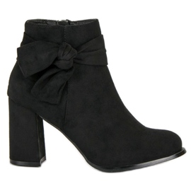 Högklackade stövlar i mocka svart