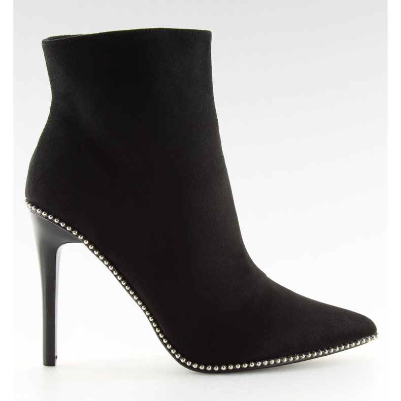 Svarta ZY153 svarta stövlar på en stift