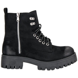 Corina Knuten mocka arbetare svart