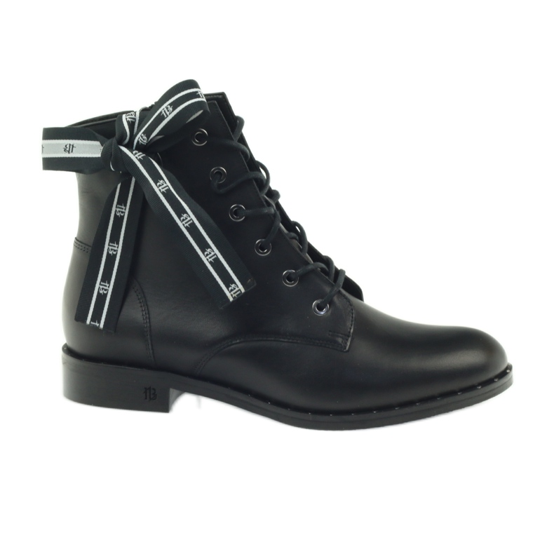 Stövlar dekorerade med rosett och Badura nitar svart