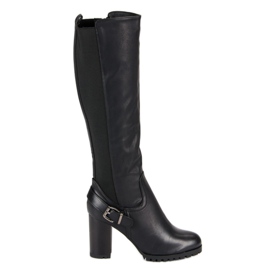 Matchande stövlar på stolpen svart