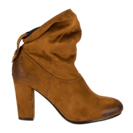 Mocka stövlar på en vinceza stolpe brun