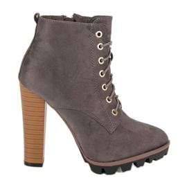 Gråbundna stövlar på stolpen