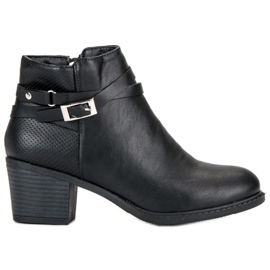 Abloom Svarta stövlar på ett inlägg