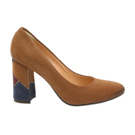 Espinto formella pumpar röda pumpar på en dekorativ stolpe brun