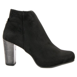 Eleganta stövlar på en stolpe svart