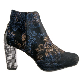 Eleganta stövlar på stolpen mångfärgad