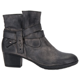 Högklackade stövlar grå