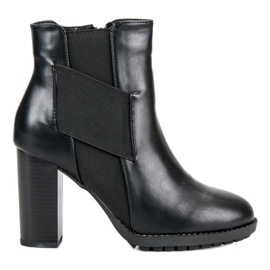 Kylie Svarta stövlar på ett inlägg