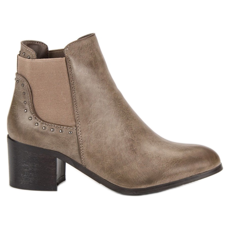 Stövlar på ett inlägg brun