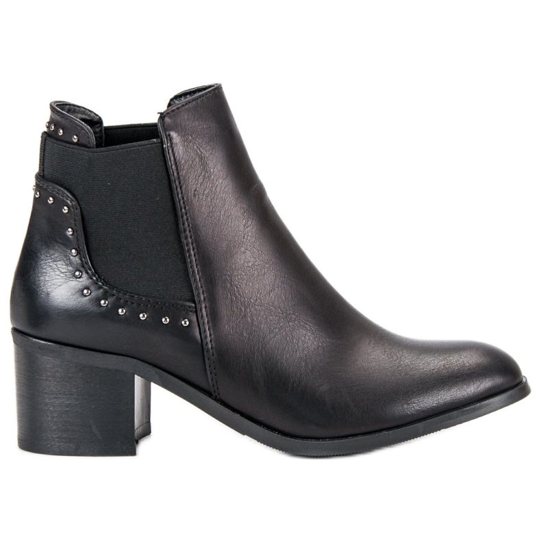 Stövlar på ett inlägg svart