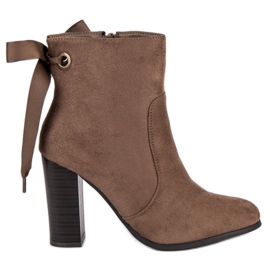 Super Mode Eleganta stövlar på en stolpe brun