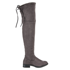 Grå lårstövlar på en platt klack