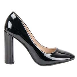 Lackerade pumpar på en pelare svart