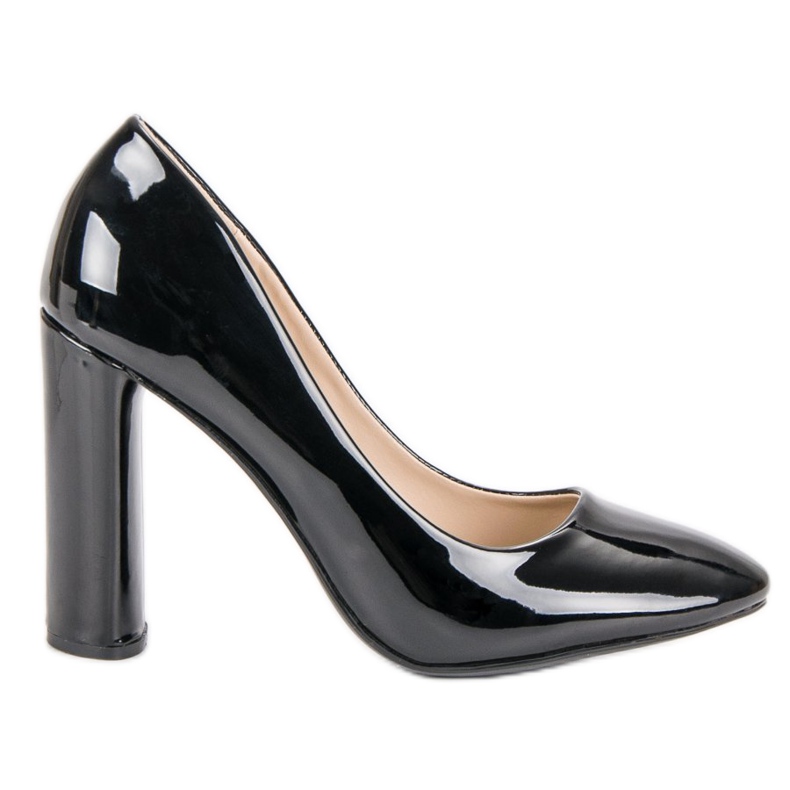 Lackerade pumpar på en pelare svart