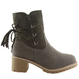 Grå stövlar isolerade med lammgrå NC726 grå