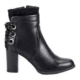 Super Mode Eleganta stövlar på en stolpe svart