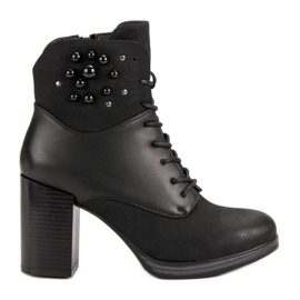 Vinceza Snörskor på ett inlägg svart