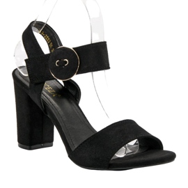 Svarta sandaler på en bar VINCEZA