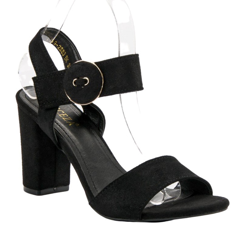 Svarta sandaler på en bar VINCEZA