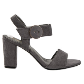 Grå sandaler på VINCEZA Bar