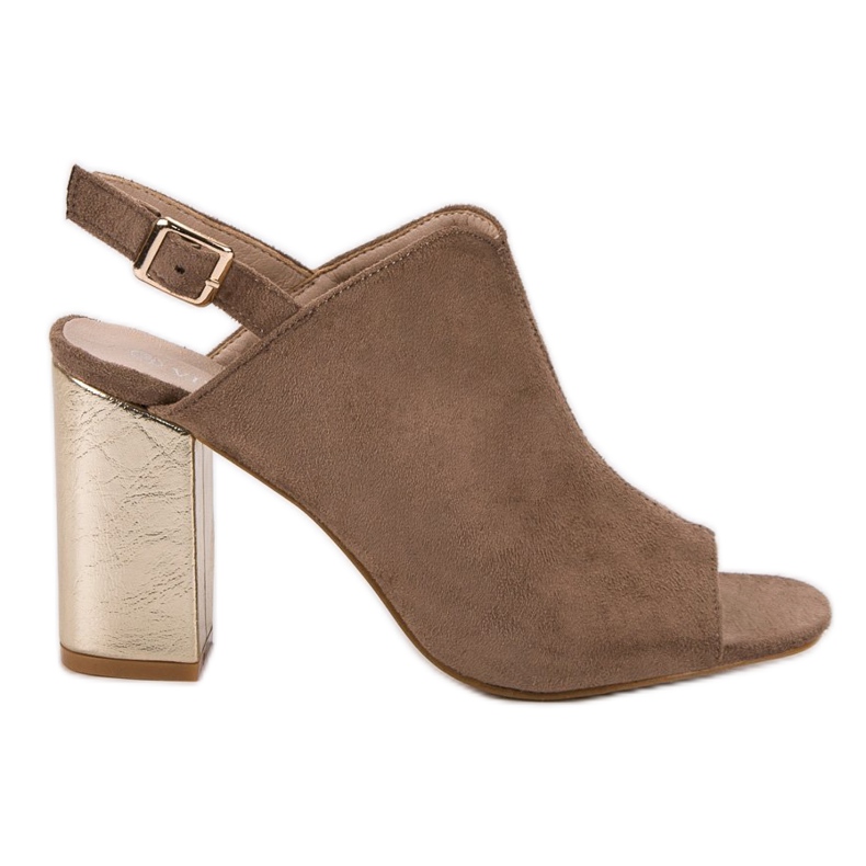 Byggda sandaler på en VINCEZA -bar brun