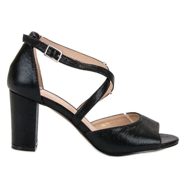 Svarta sandaler på en bar VINCEZA