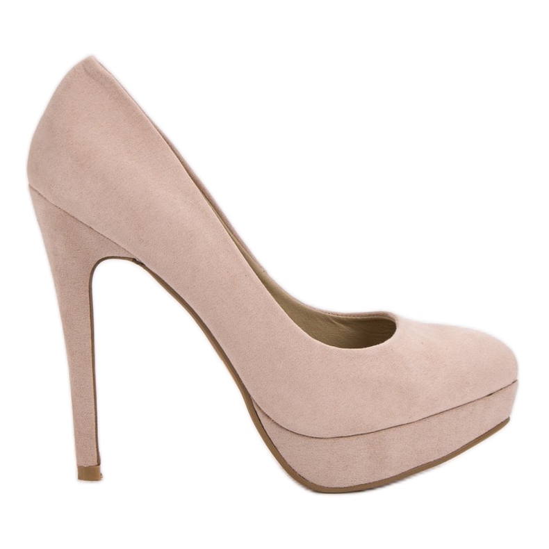 Corina Mocka klackar på plattformen brun