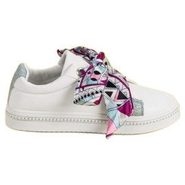 Sportskor bundna med ett band vit