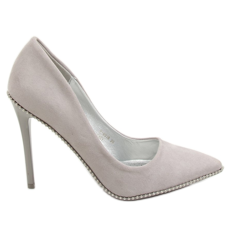 Grå pumpar på en grå P-6378 grå