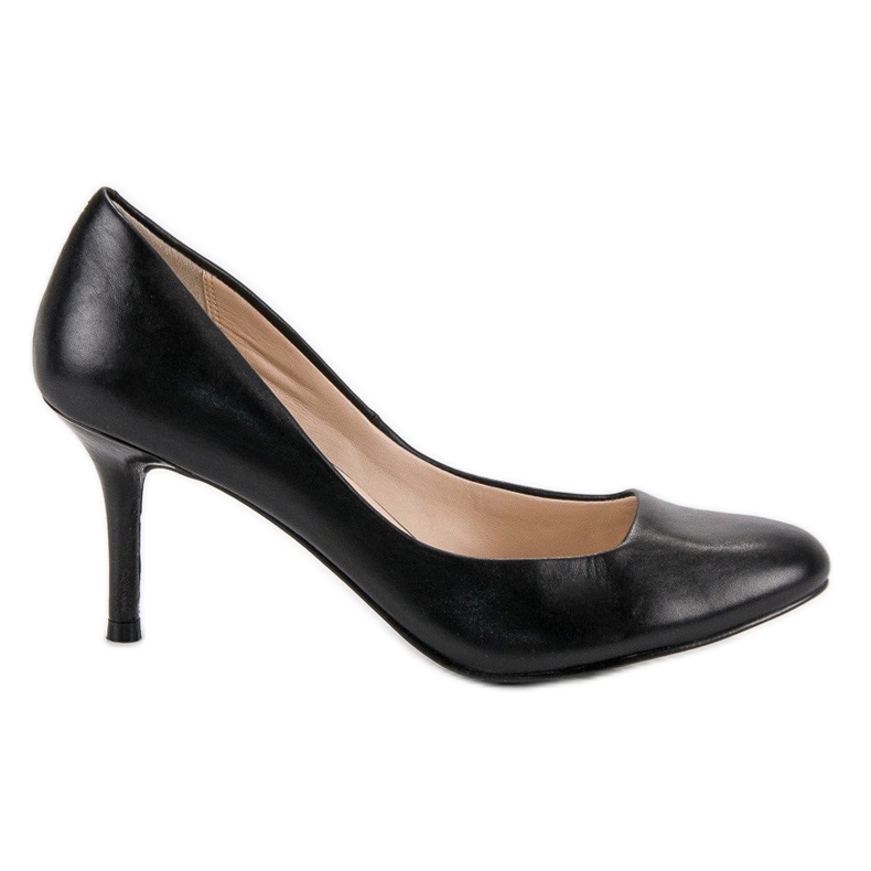 Klassiska pumpar på en nål svart