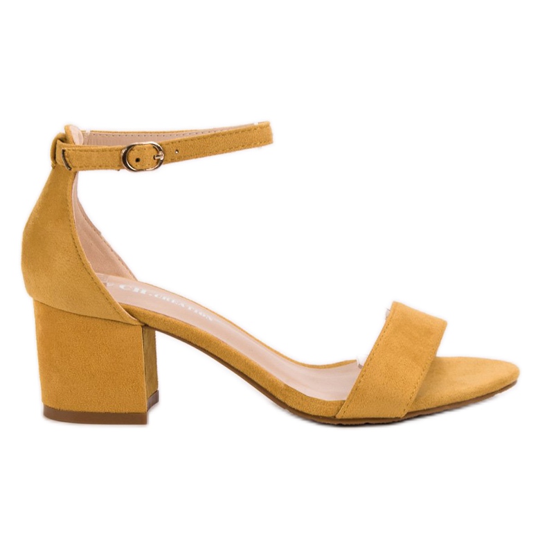 Ch. Creation Klassiska sandaler på en bar gul