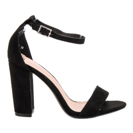 Ch. Creation Svarta sandaler på en bar