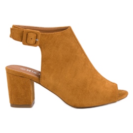 Nio Nio Byggda sandaler på en bar gul