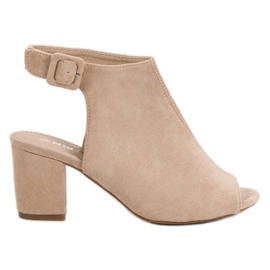 Nio Nio Byggda sandaler på en bar brun