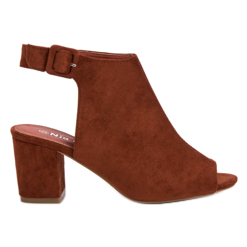 Nio Nio Byggda sandaler på en bar brun