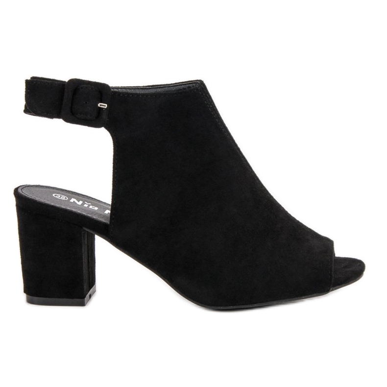 Nio Nio Byggda sandaler på en bar svart