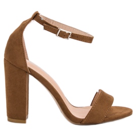 Ch. Creation Kamel sandaler på en bar brun