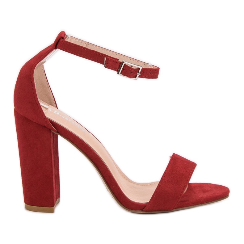 Ch. Creation Röda sandaler på en bar