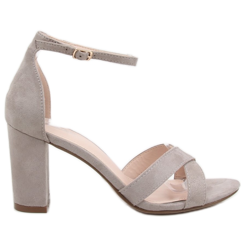 Sandaler på en grå stolpe NF-40P Grå