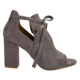 Vinceza Byggda sandaler på en bar grå