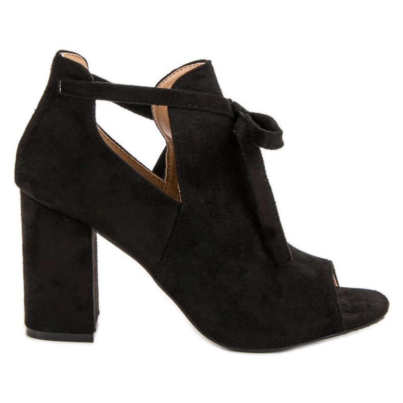 Vinceza Byggda sandaler på en bar svart