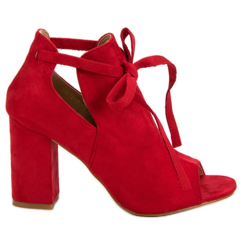 Vinceza Byggda sandaler på en bar röd