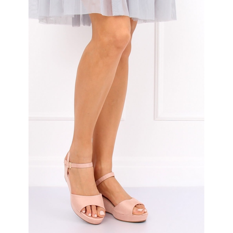 Sandaler på en låg kilhälsrosa K-7 Pink II-GAT