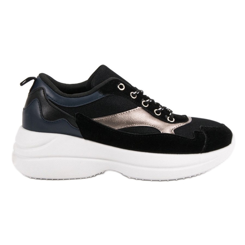 Moderiktiga skor på plattformen svart